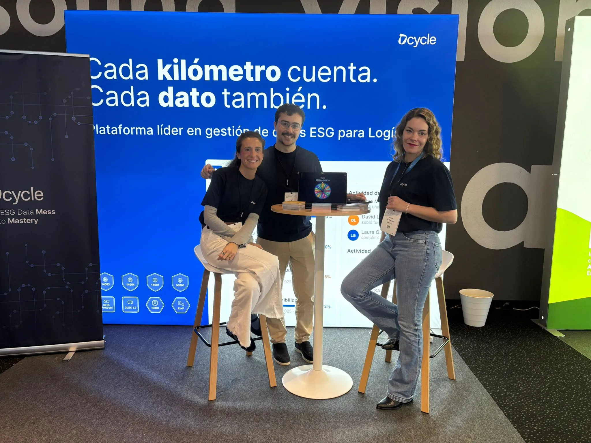 Miembro del equipo Dcycle conversando con una asistente en el Foro AECOC