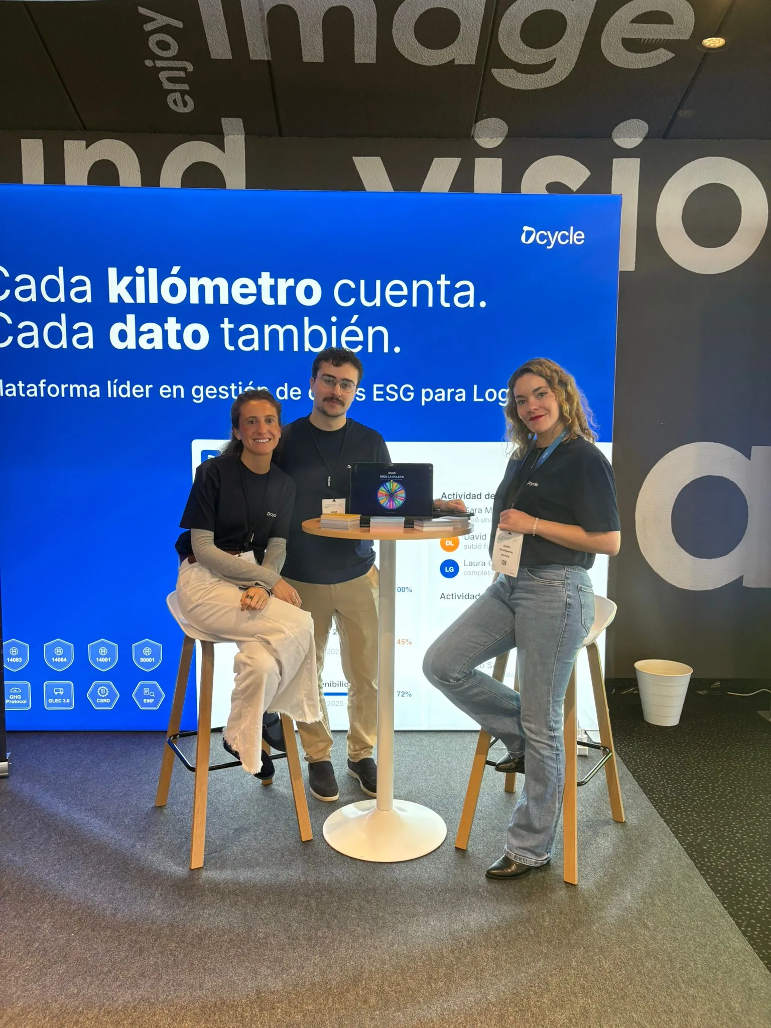 Equipo Dcycle haciendo networking con profesionales de logística en el Foro AECOC