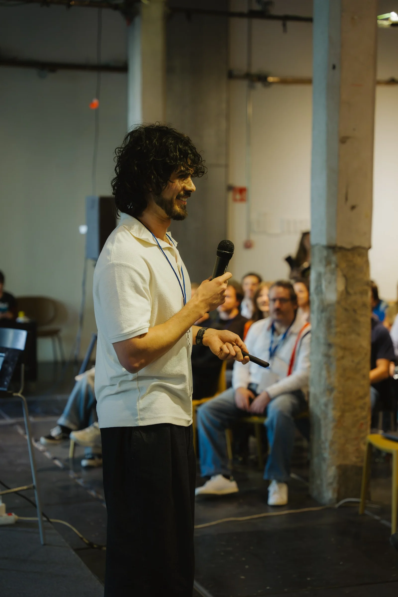 Diego Acuña presentando la transformación de ingeniería con IA en Ahead Madrid