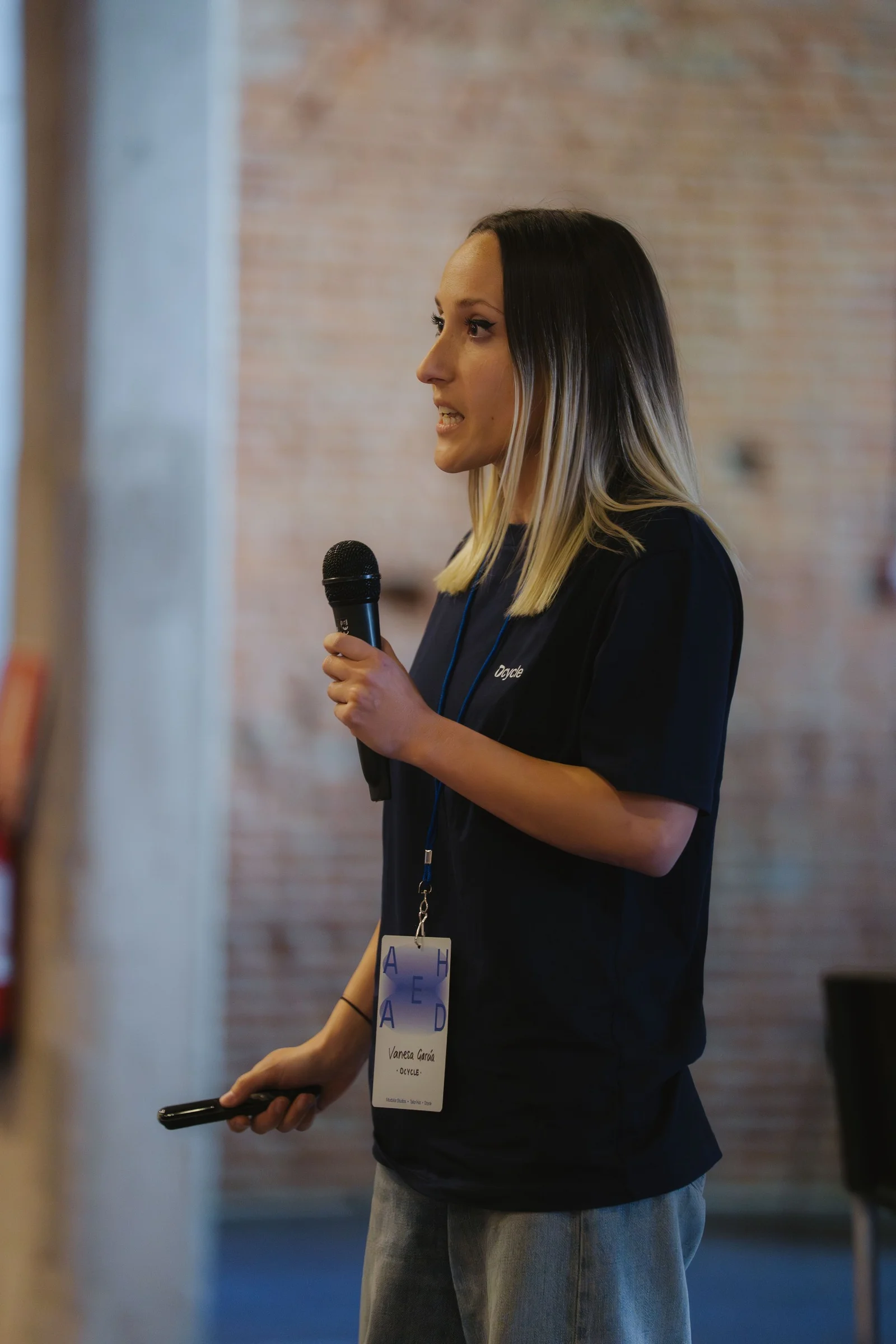 Vanesa García presentando los nuevos flujos de diseño de producto con IA en Ahead Madrid 2026