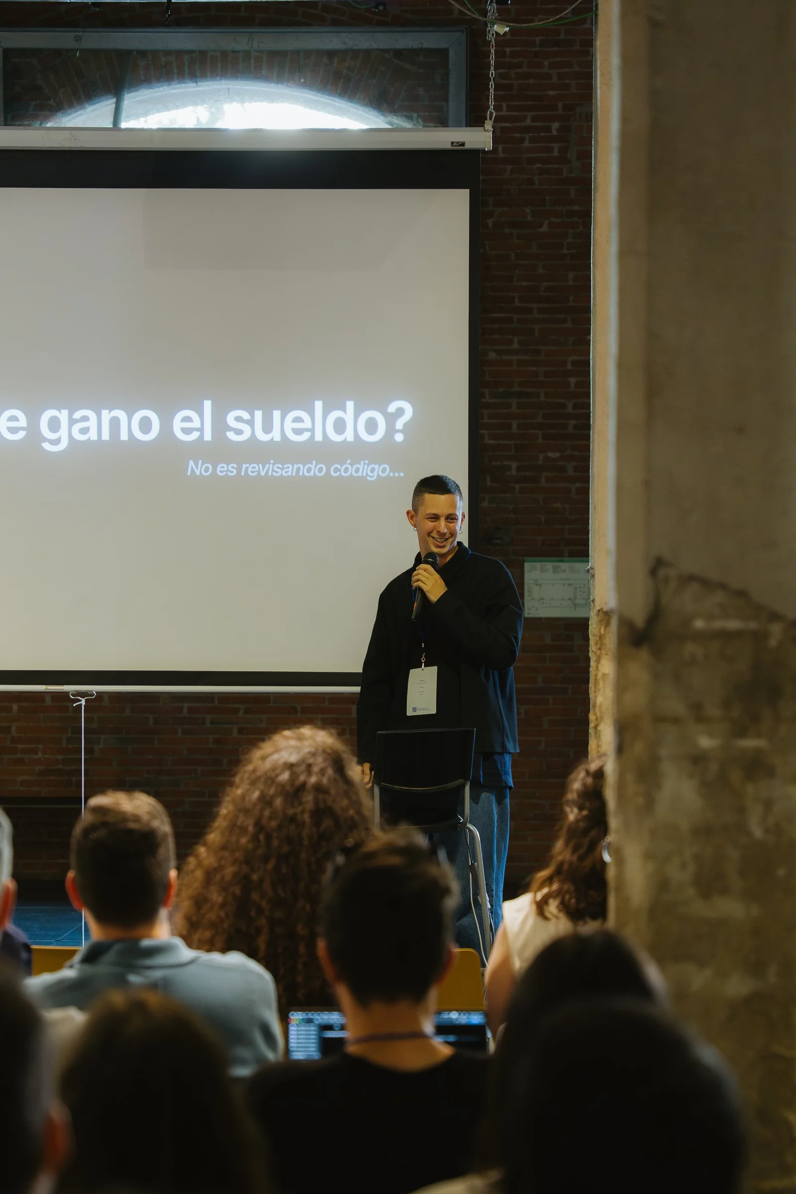 Ponente mostrando diapositiva sobre en qué se invierte el tiempo cuando la IA revisa el código
