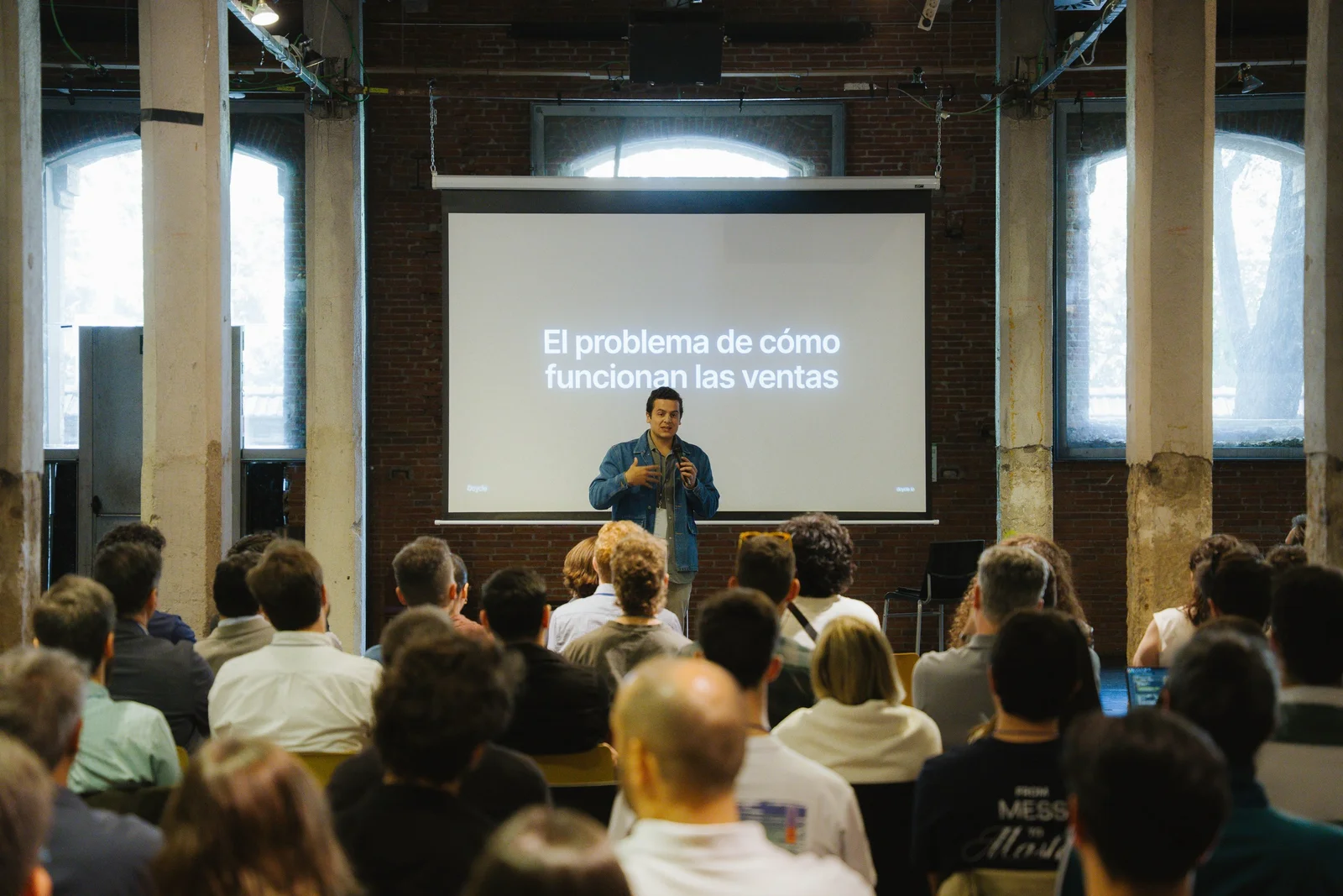 Sala completa durante el segmento de ventas con diapositiva: El problema de cómo funcionan las ventas