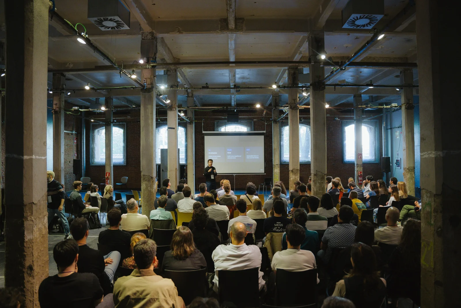 Vista panorámica del público de Ahead Madrid en Matadero durante el segmento de ventas