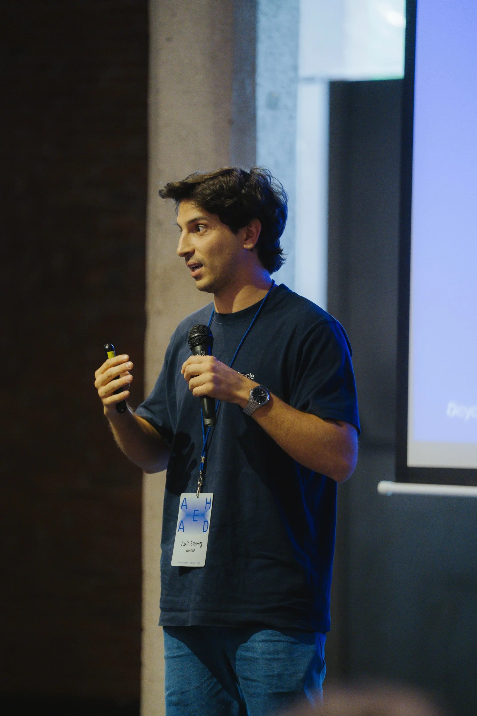Luis Etxanez presentando la transformación del equipo de customer success con IA en Ahead Madrid 2026