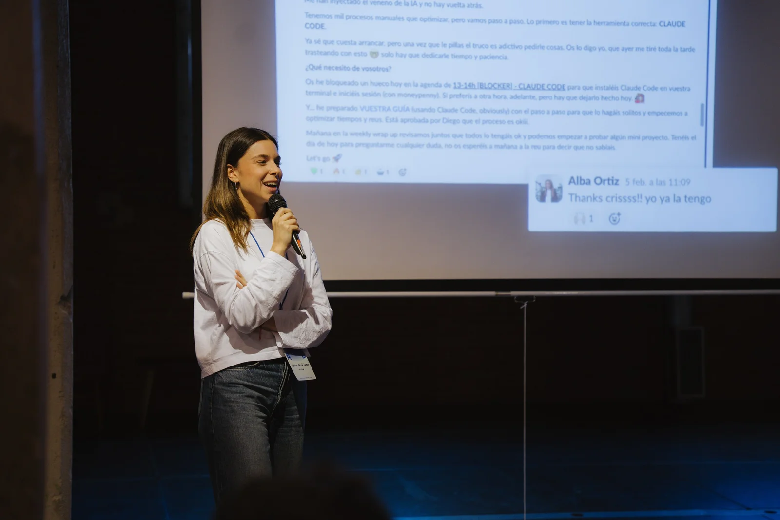 Cristina Alcalá-Zamora mostrando mensajes de Slack internos sobre la adopción orgánica de Claude Code