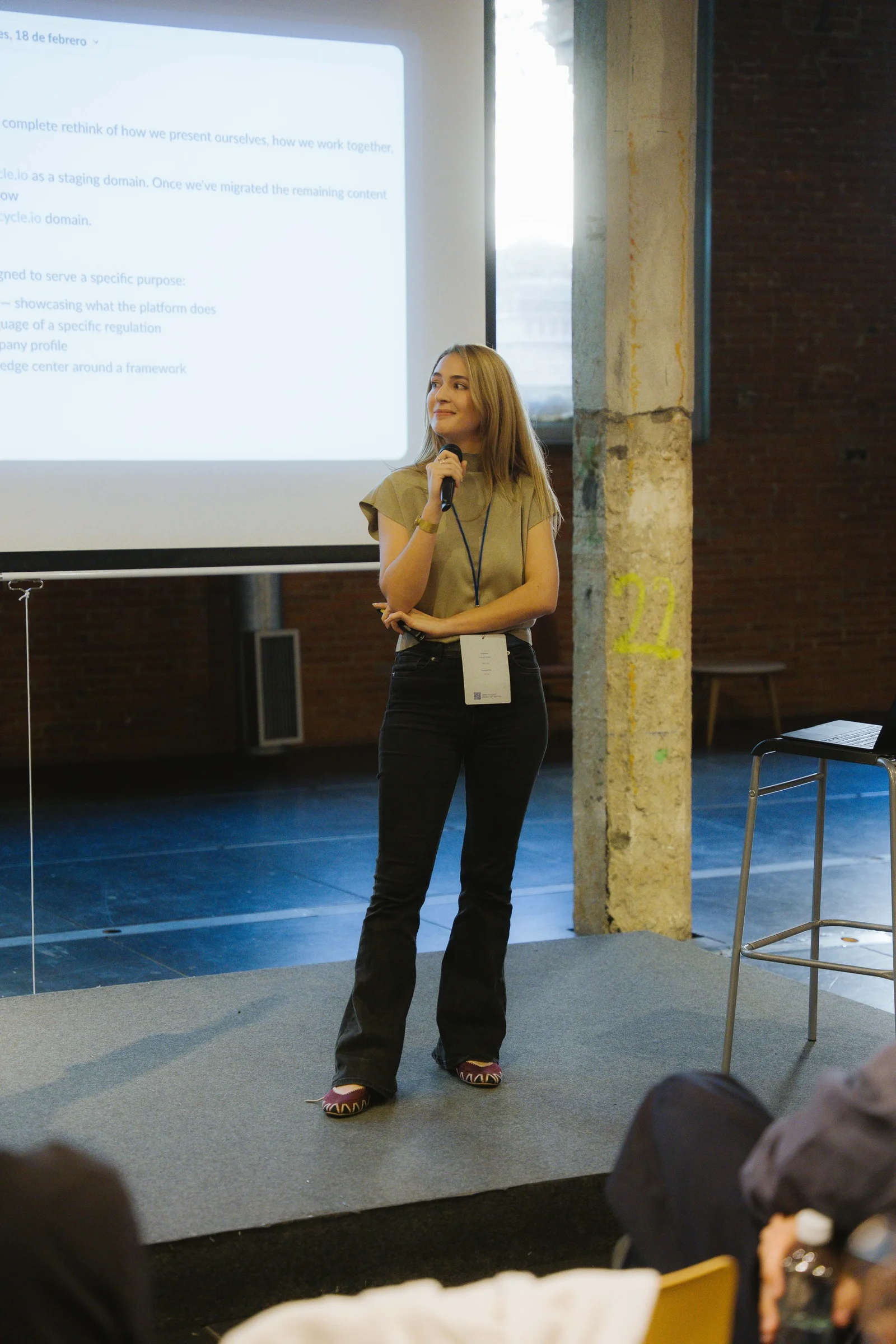 Alba Ortiz presentando el rediseño de la web y los flujos de marketing con IA en Ahead Madrid