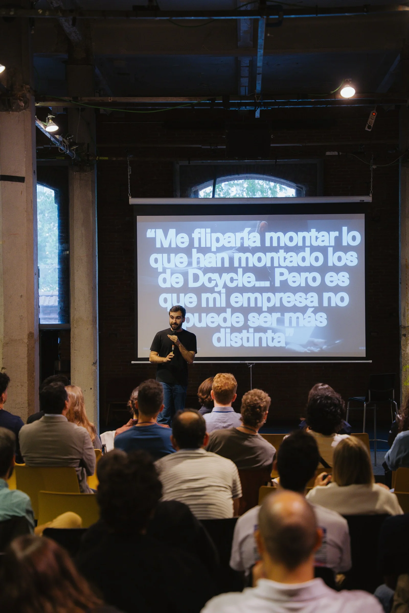 Ponente mostrando cita del público en pantalla: Me fliparía montar lo que han montado los de Dcycle