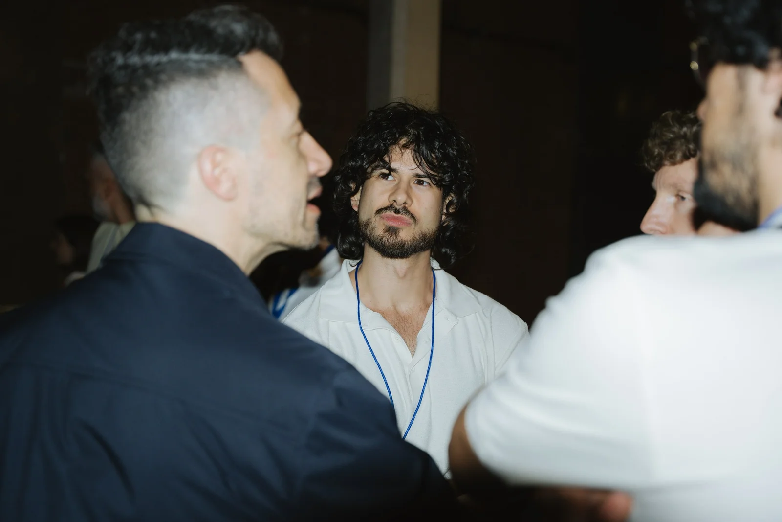 Asistentes conversando durante el networking y cervezas de Ahead Madrid