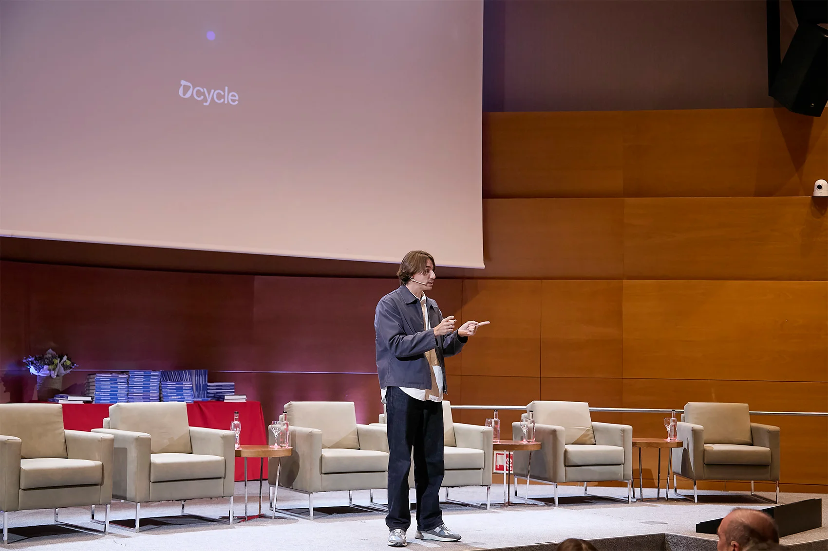 Juanjo Mestre gesturing on stage with Dcycle logo on screen at Corresponsables Barcelona