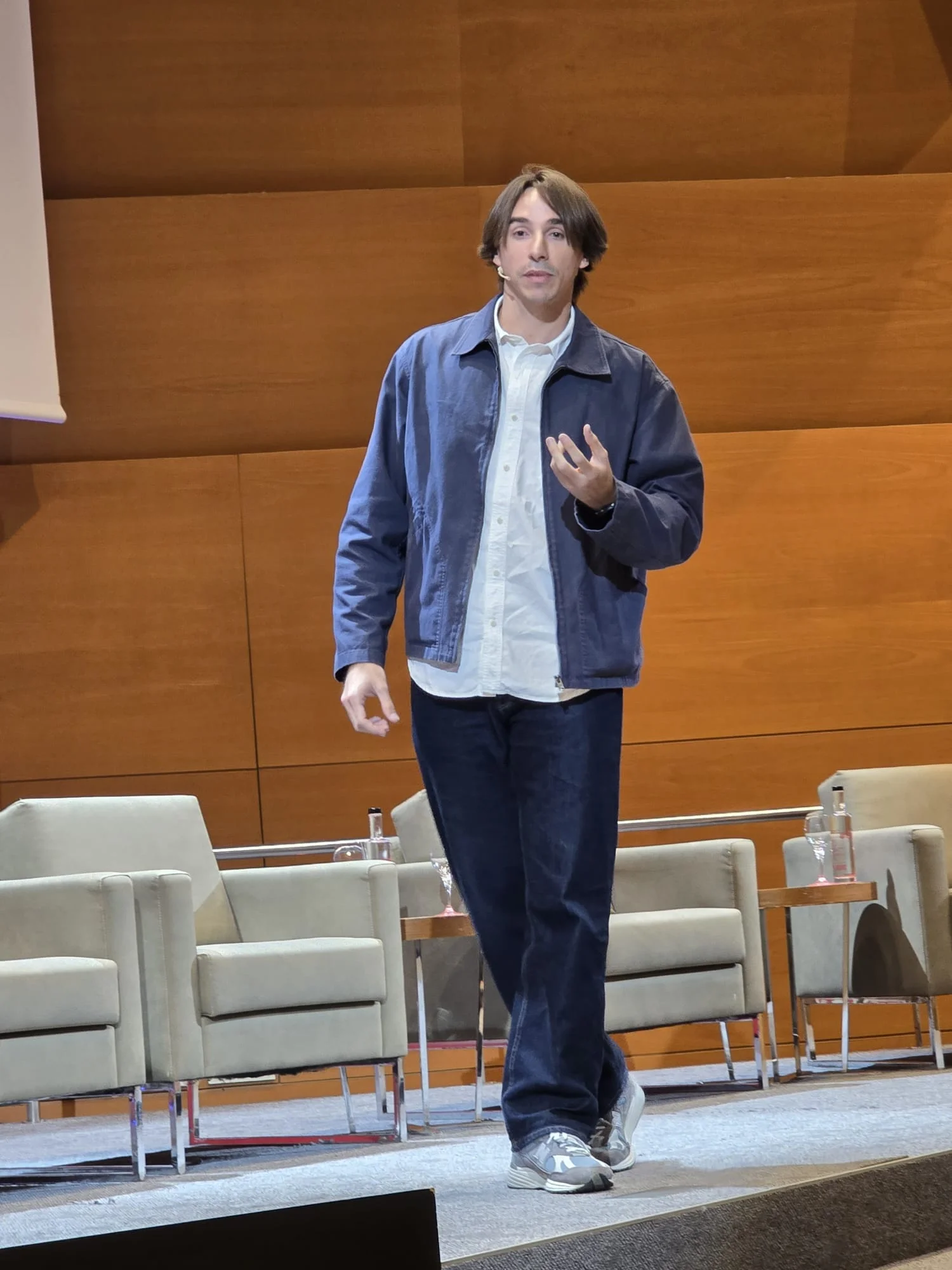 Juanjo Mestre walking on stage at Corresponsables Barcelona 2026