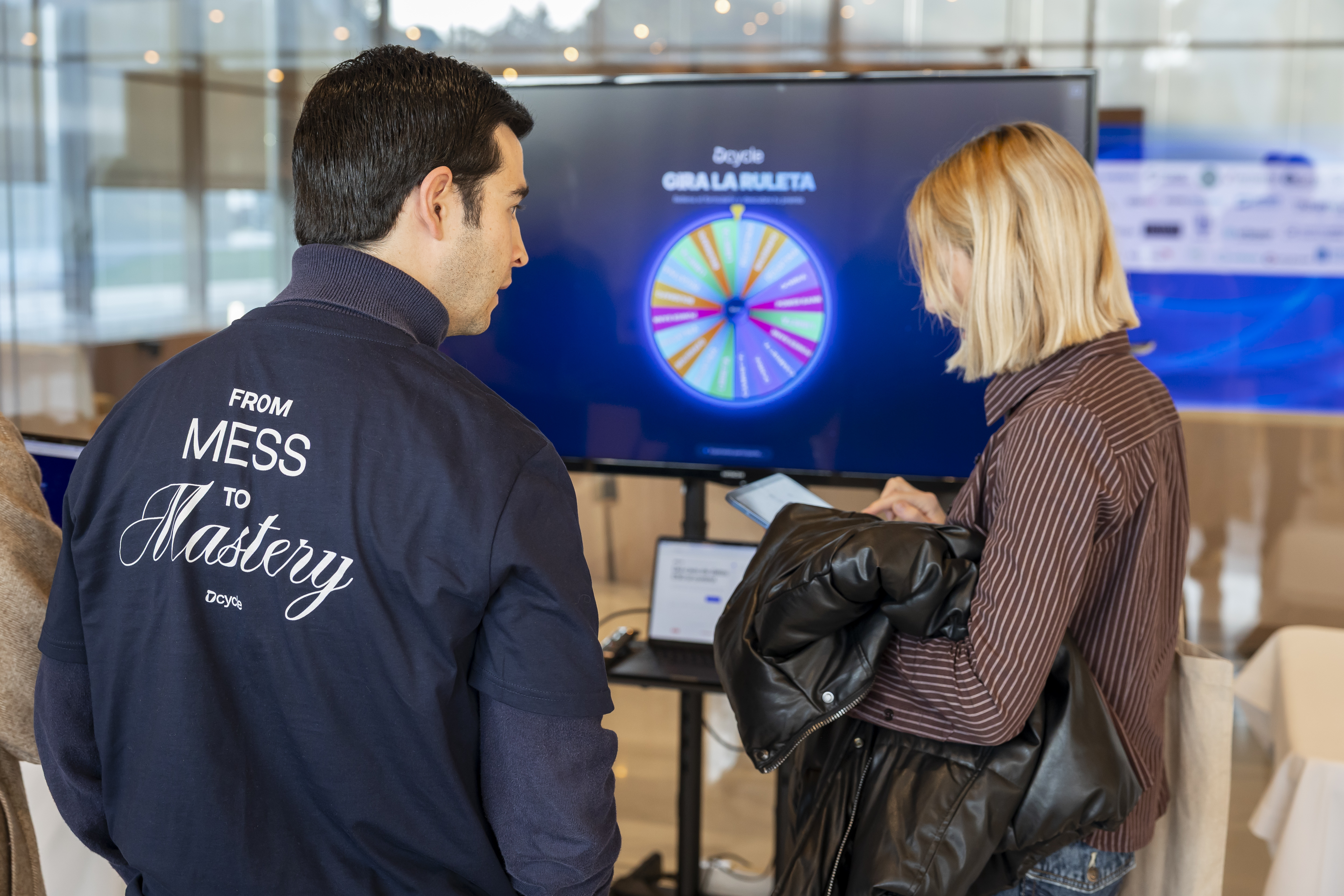 Asistente girando la ruleta ESG de Dcycle en el stand del evento