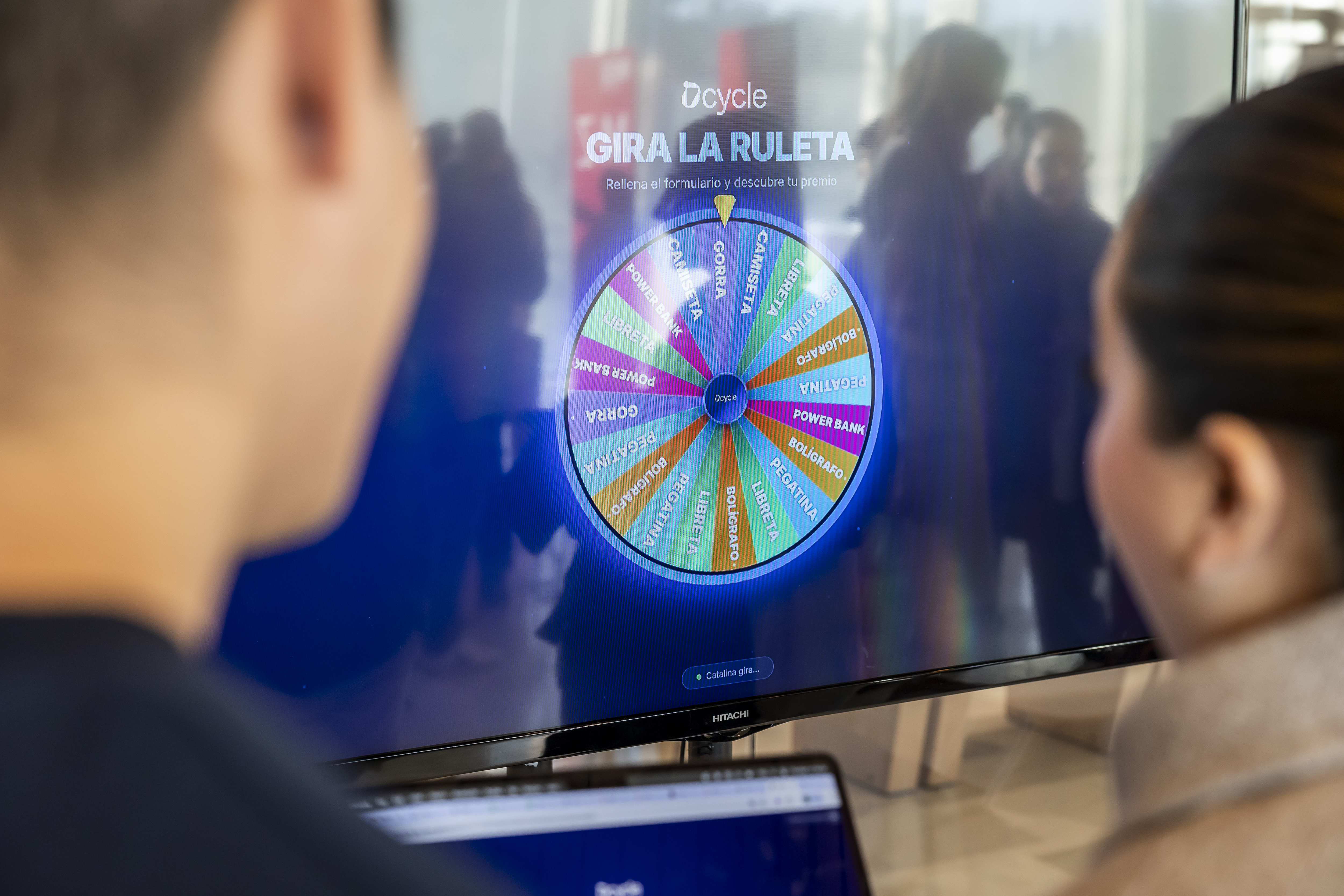 Primer plano de la pantalla de la ruleta ESG de Dcycle con los premios