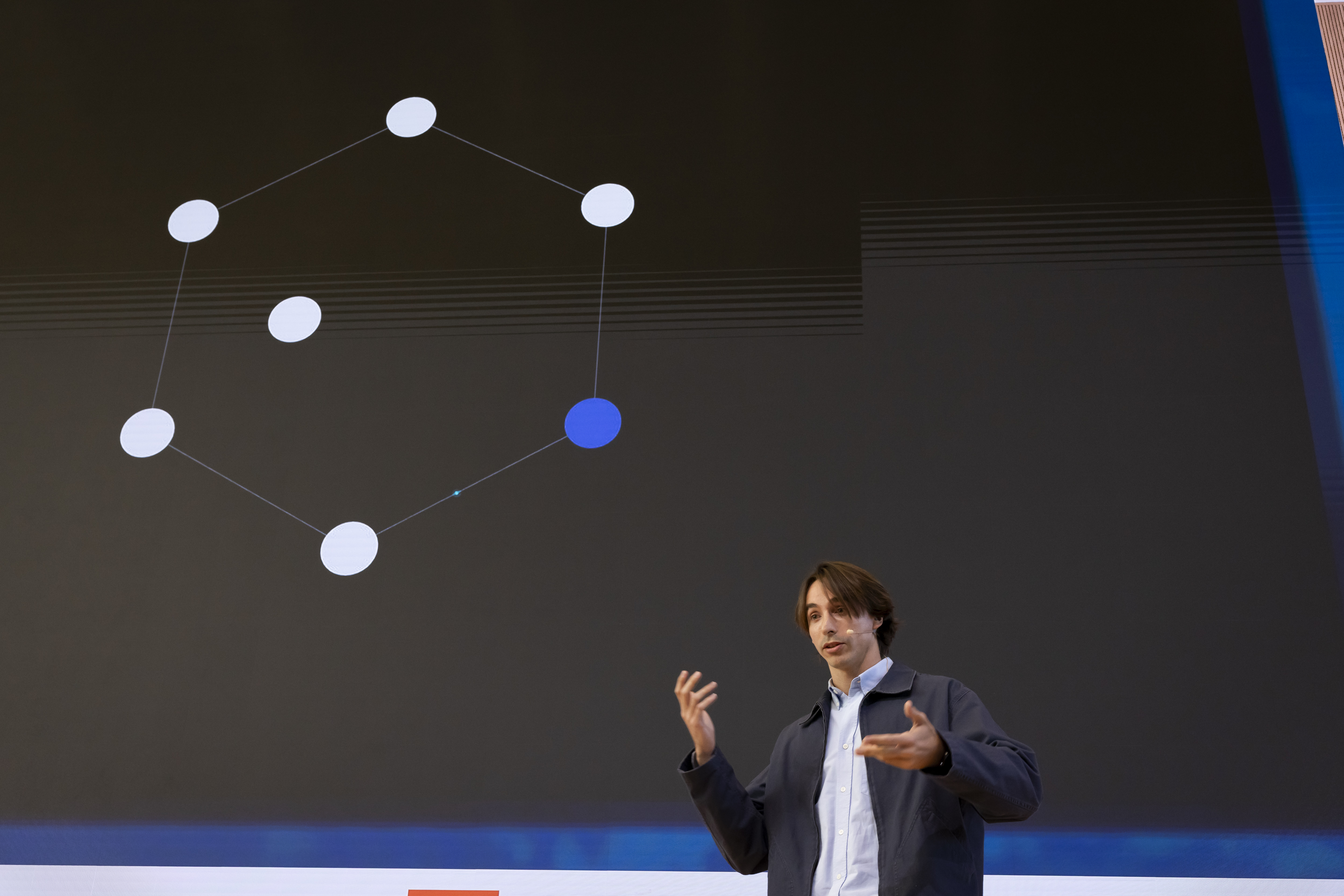 Juanjo Mestre explicando la arquitectura de datos conectada con el visual de Dcycle en pantalla