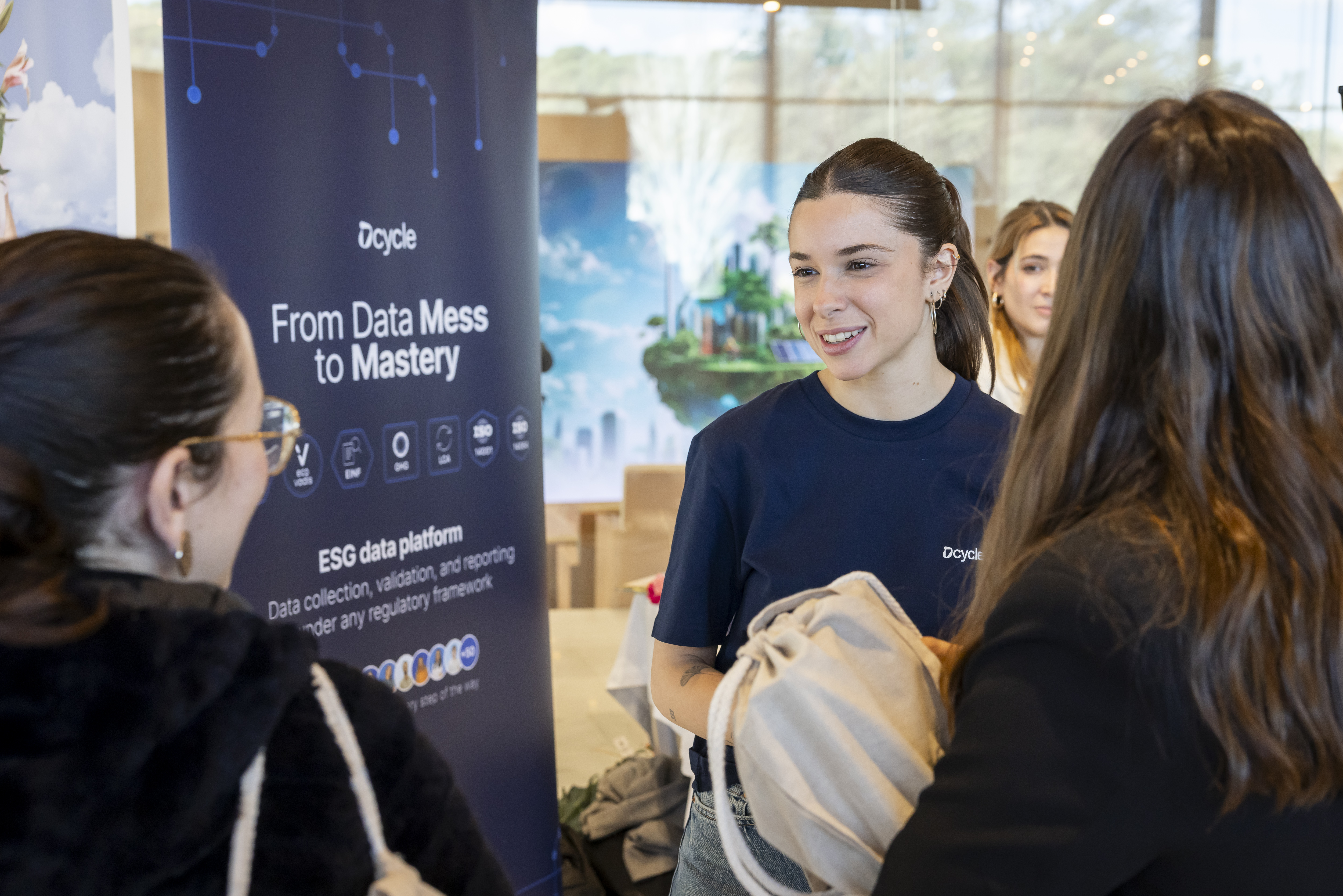 Equipo Dcycle interactuando con asistentes en el stand del evento