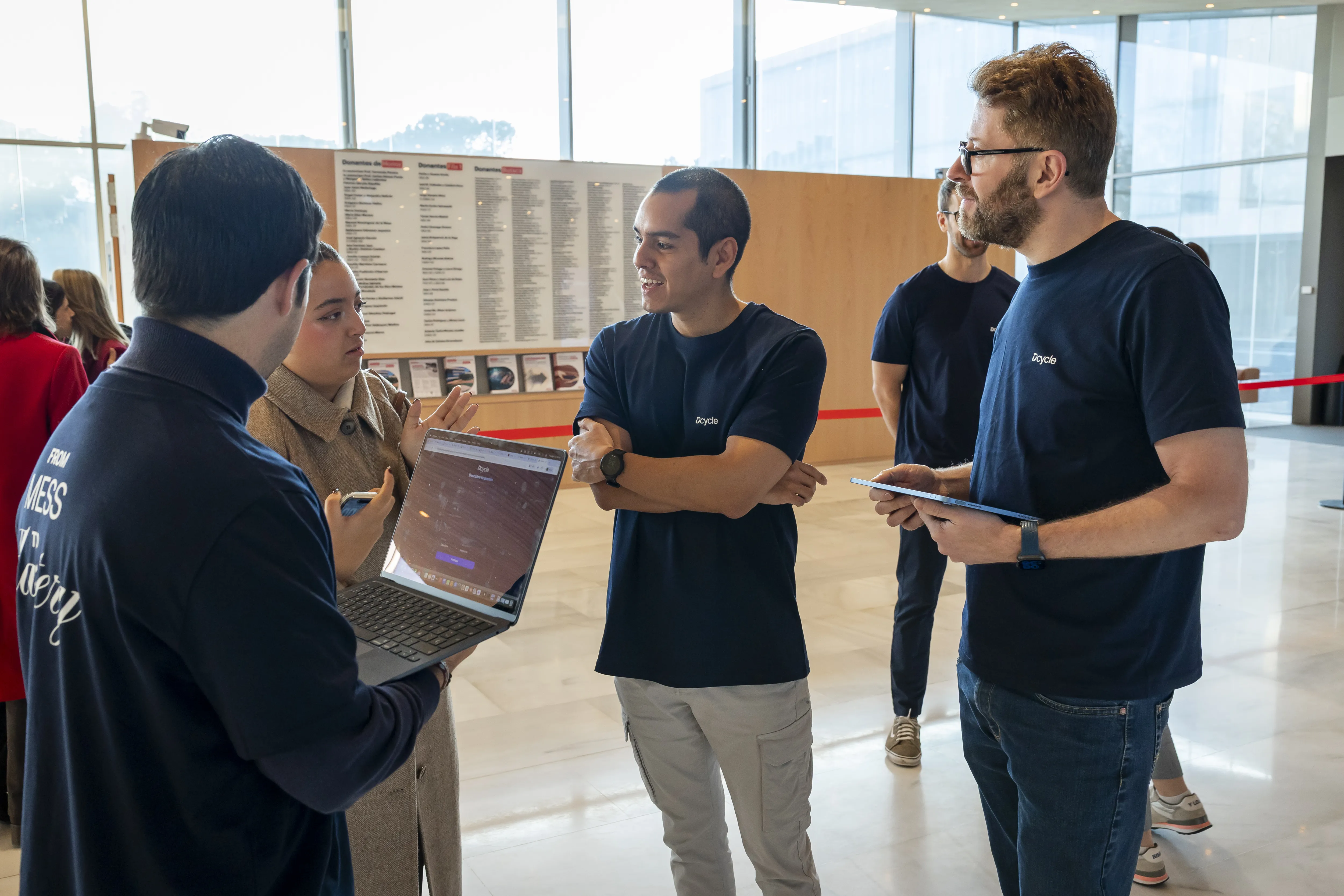 Dcycle team showing the platform on a laptop to attendees at Corresponsables Madrid