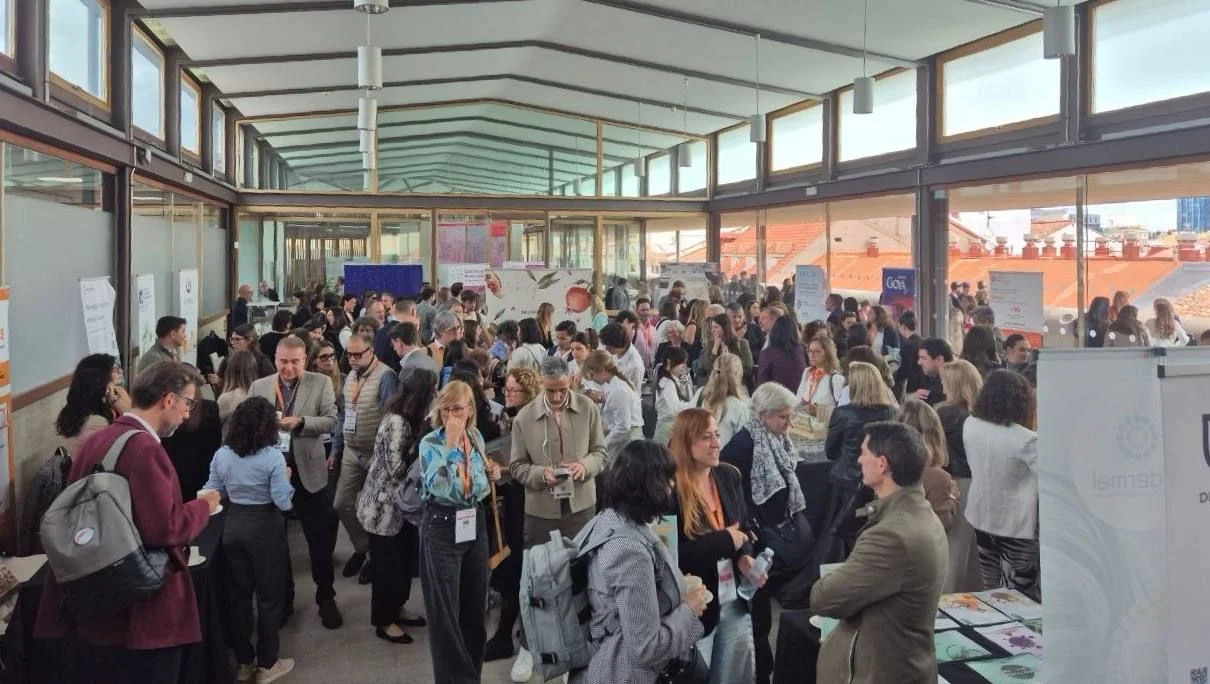 Wide view of the networking and exhibition area at Cosmetics Innovation 2026
