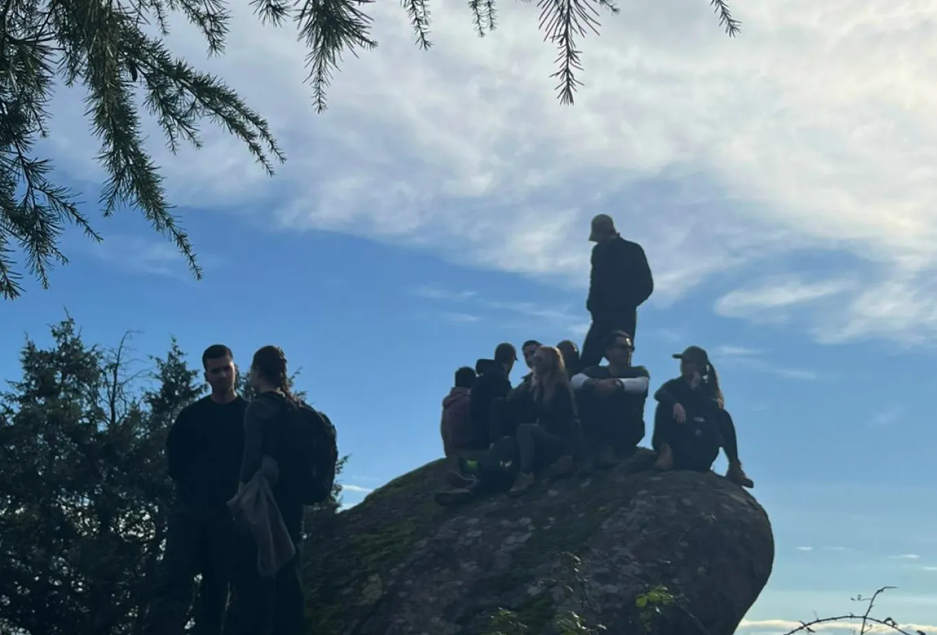 Senderismo del equipo al atardecer